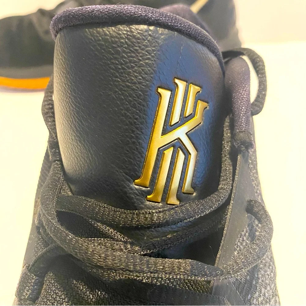 Nike Kyrie Irving Flytrap Mens 12
Shoes Black Basketball Sneaker
Athletic Gym - Picture 5 of 8